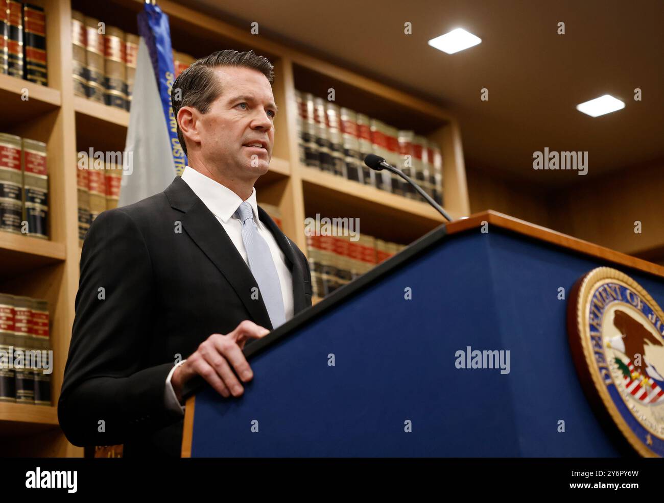 New York, Usa. September 2024. James Dennehy, stellvertretender Direktor des FBI New York, beschreibt die Anklage gegen den Bürgermeister von New York, Eric Adams, während einer Pressekonferenz in New York am Donnerstag, den 26. September 2024. Adams wurde wegen Bestechung, Betrugs und der Erlangung illegaler Spenden im Ausland angeklagt. Foto: John Angelillo/UPI Credit: UPI/Alamy Live News Stockfoto