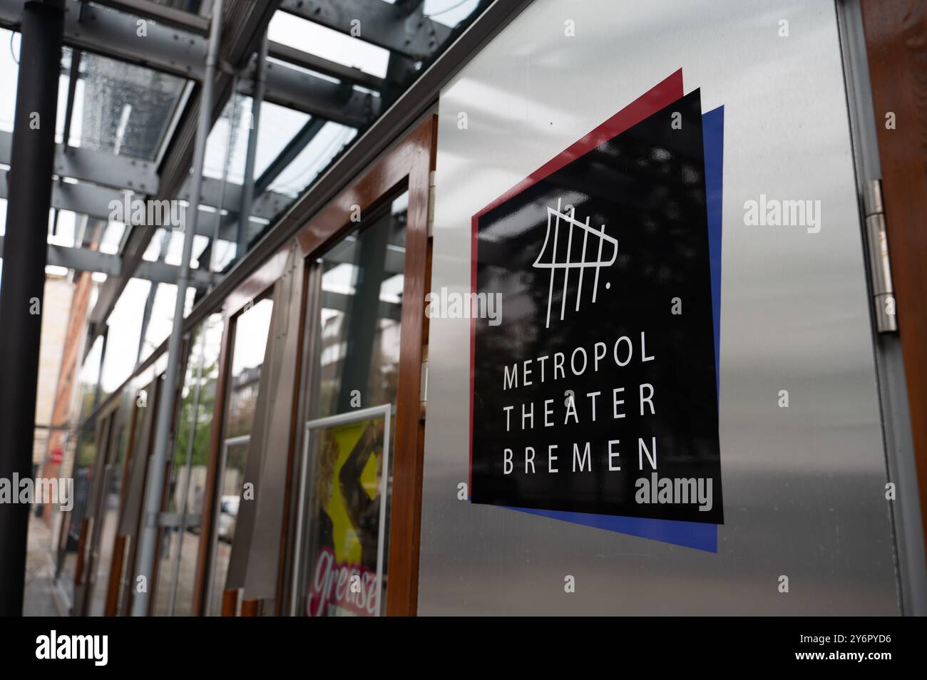 Bremen, Deutschland. September 2024. Ein Schild am Eingang weist auf den Namen des Metropol Theaters Bremen hin. Quelle: Alicia Windzio/dpa/Alamy Live News Stockfoto