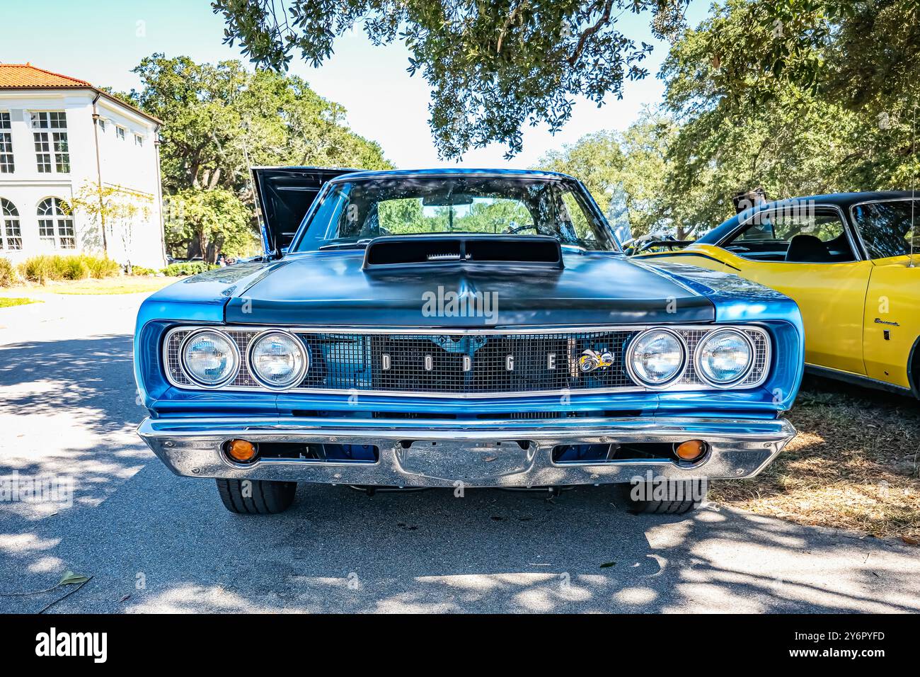 Gulfport, MS - 2. Oktober 2023: Tiefperspektivansicht eines 1968 Dodge Coronet Super Bee Hardtops auf einer lokalen Autoshow. Stockfoto
