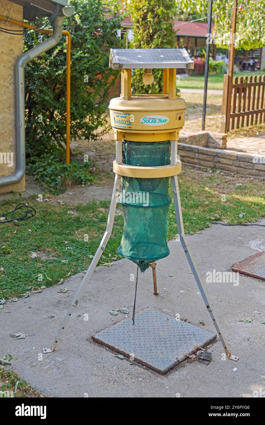 Novi Sad, Serbien - 19. August 2022: Tragbare, frei stehende Eco solarbetriebene Falle für Mücken Schädlingsbekämpfung im Garten. Stockfoto