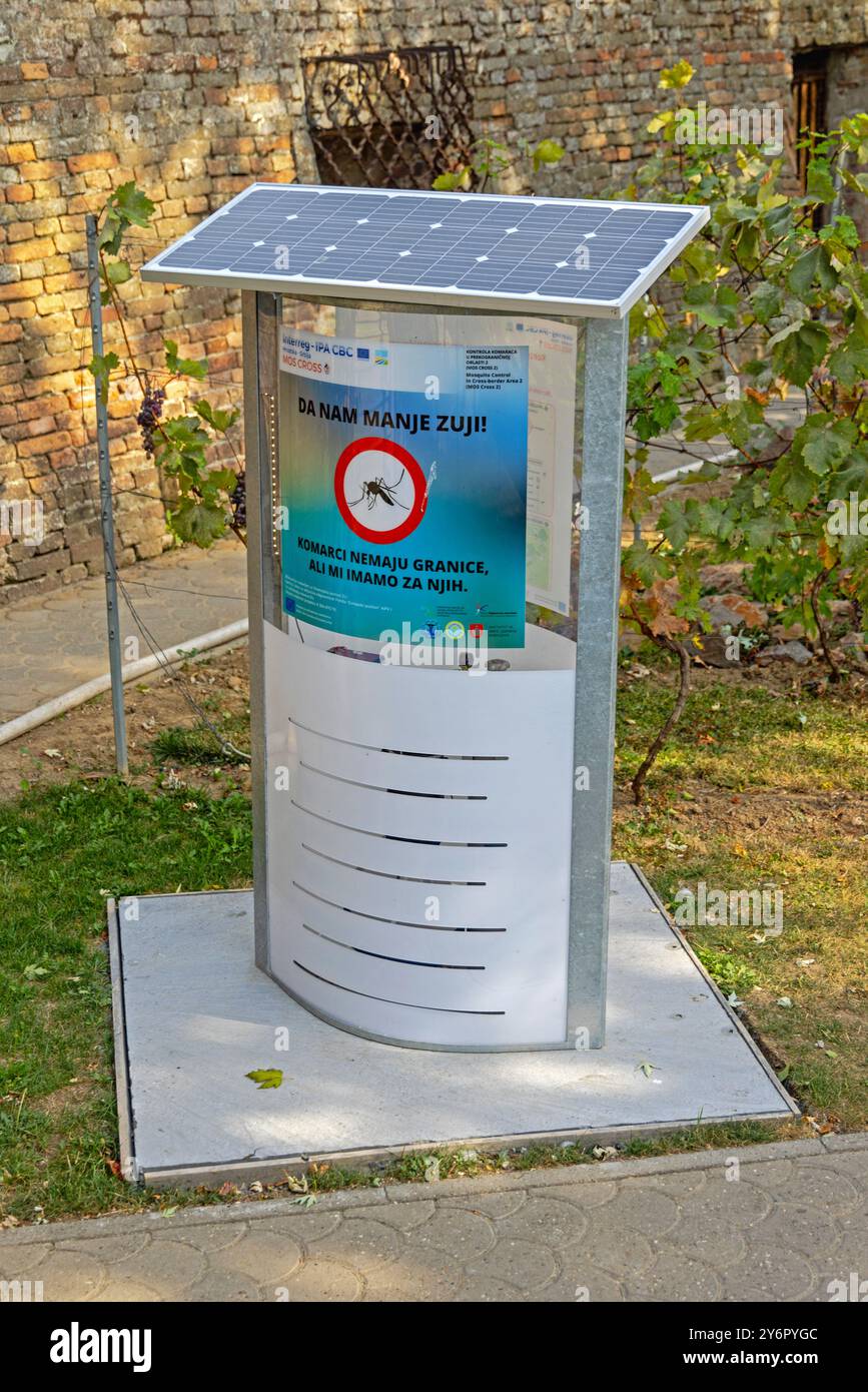 Novi Sad, Serbien - 19. August 2022: ECO Solar Powered Falle für Mücken Insekten Schädlingsbekämpfung im Park Garden. Stockfoto