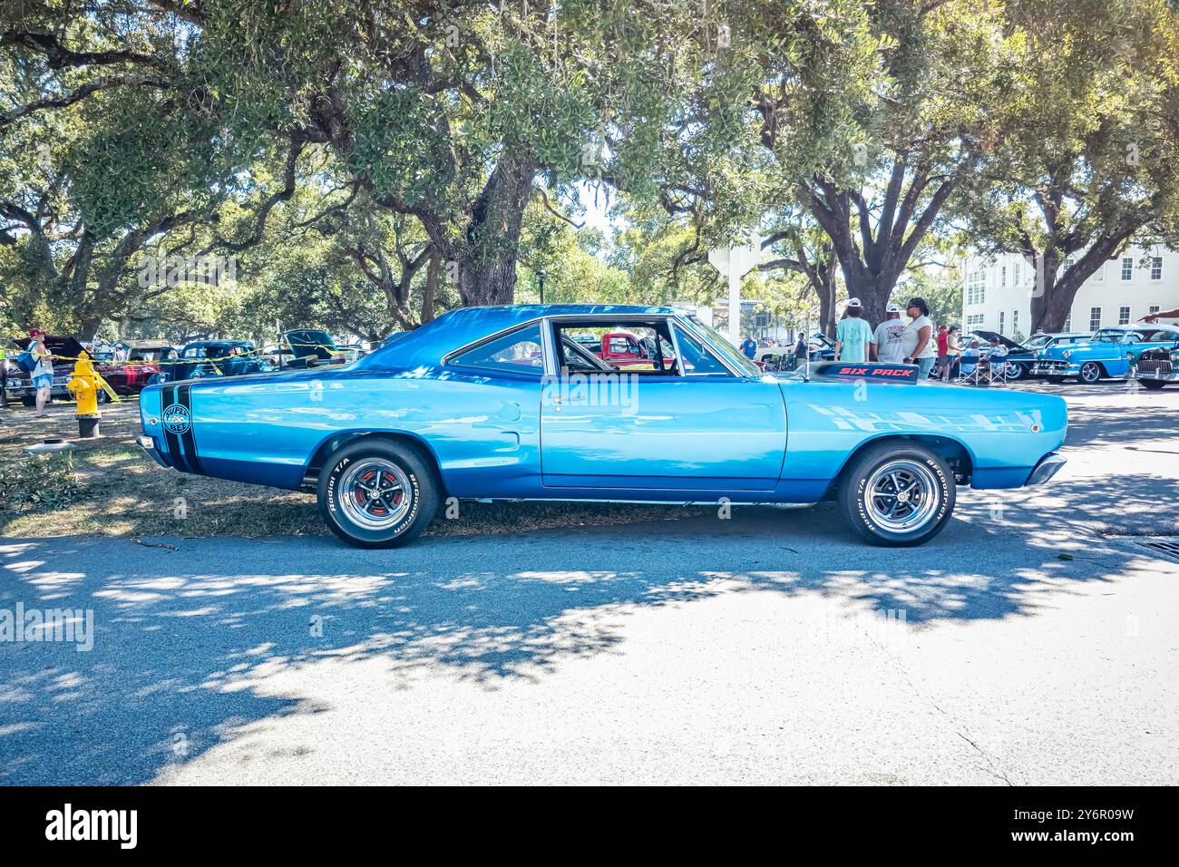 Gulfport, MS - 2. Oktober 2023: Hochperspektivische Seitenansicht eines 1968 Dodge Coronet Super Bee Hardtops auf einer lokalen Autoshow. Stockfoto