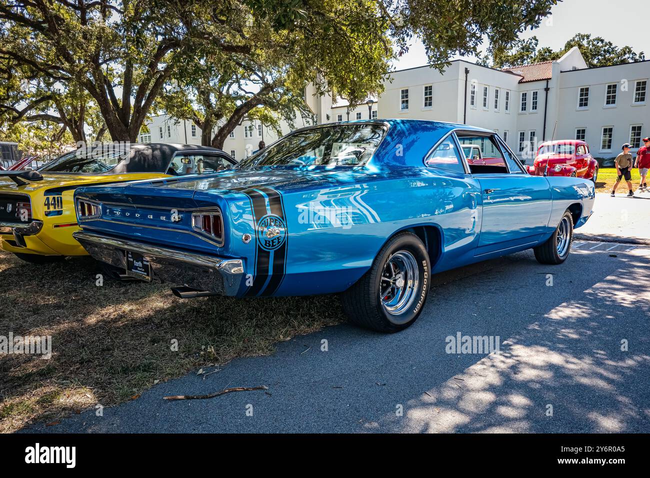 Gulfport, MS - 2. Oktober 2023: Hochperspektivische Rückansicht eines 2-türigen Hardtops des Dodge Coronet Super Bee aus dem Jahr 1968 auf einer lokalen Autoshow. Stockfoto