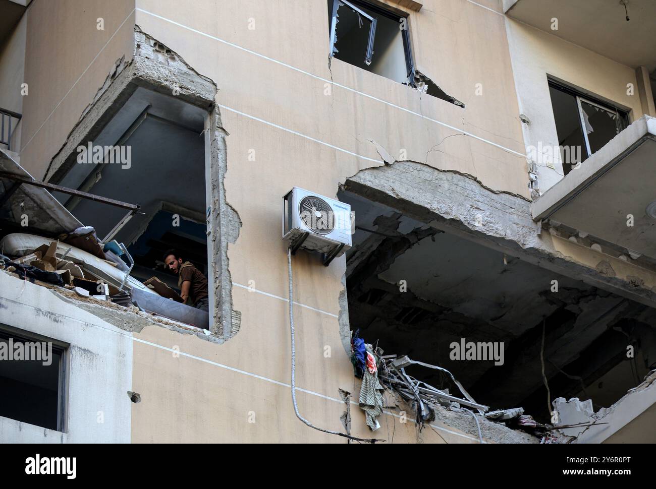 Beirut, Libanon. September 2024. Ein libanesischer Zivilverteidiger, der in Trümmern und Trümmern einer Wohnung in einem Gebäude suchte, wurde von einem israelischen Luftangriff in Beirut·südlichem Vorort angegriffen. Der Angriff zielte auf einen pro-iranischen Hezbollah-Oberbefehlshaber ab. Marwan Naamani/dpa/Alamy Live News Stockfoto