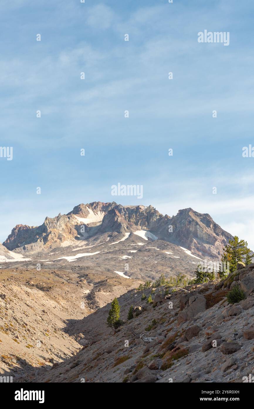 Mount Hood Wildnis mit einem zerklüfteten Felsental, das zu einem zerklüfteten Berggipfel führt. Karge Vegetation versprüht das karge Gelände. Stockfoto