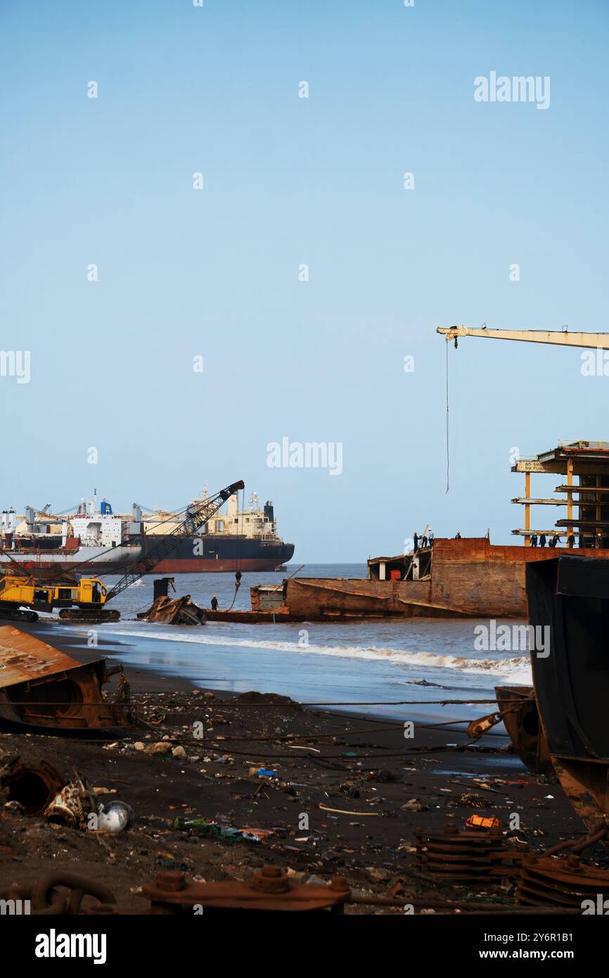 Ein stillgelegtes Schiff befindet sich am Ufer der Werft von Alang, was die bedeutenden Fortschritte bei der industriellen Verwertung der Seeschifffahrt widerspiegelt. Diese Site se Stockfoto