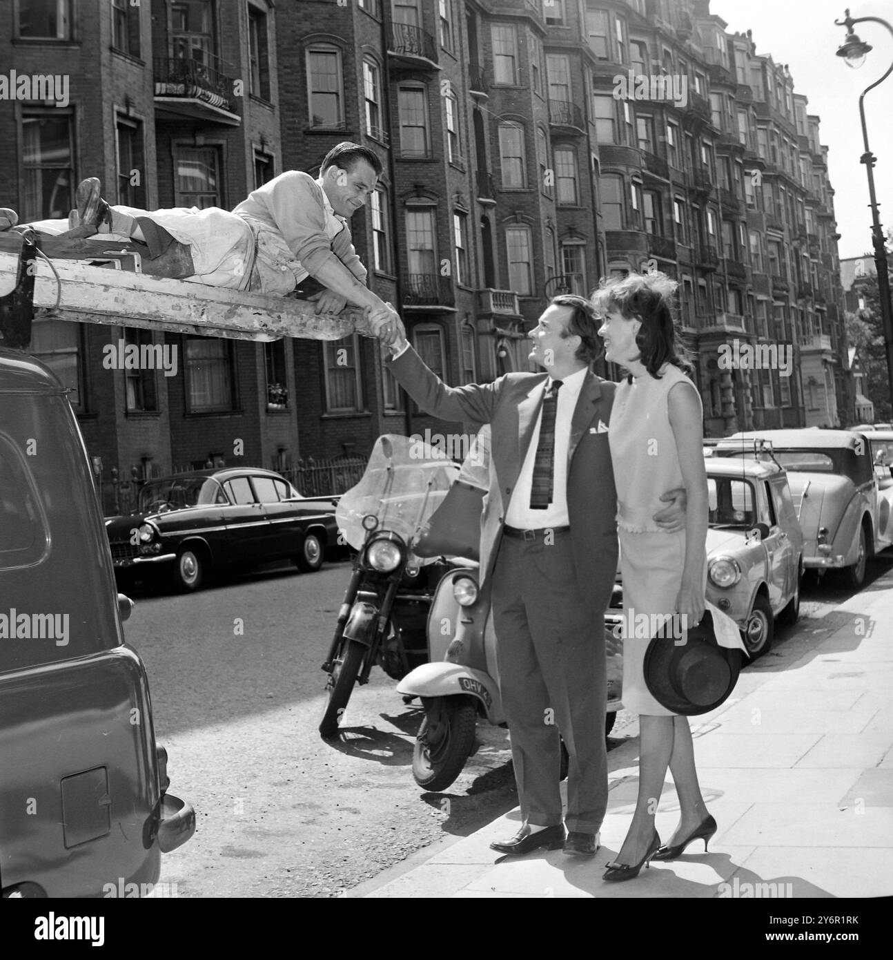 DENHOLM ELLIOTT VERMÄHLT SUSAN ROBINSON IN LODNON / ; 15. JUNI 1962 Stockfoto
