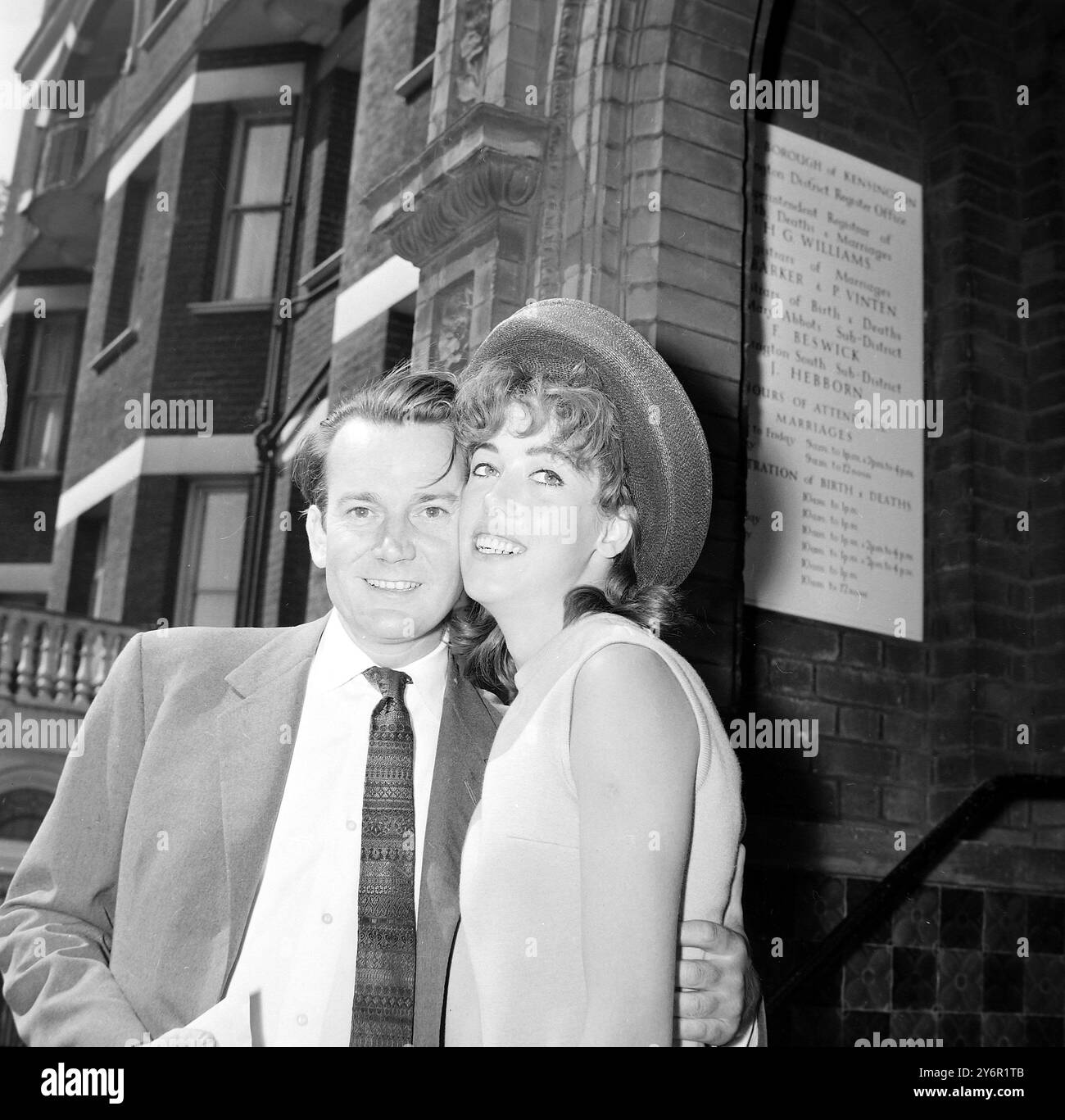 DENHOLM ELLIOTT VERMÄHLT SUSAN ROBINSON IN LODNON / ; 15. JUNI 1962 Stockfoto