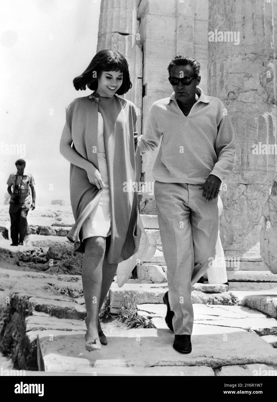 SCHAUSPIELERIN JANE FONDA AUF DER AKROPOLIS IN ATHEN MIT PETER FINCH / ; 15. JUNI 1962 Stockfoto