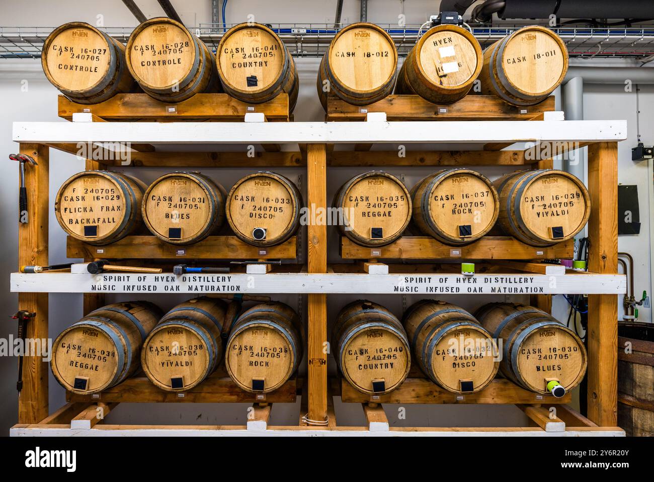 Regal mit Whiskyfässern aus einem Langzeitexperiment: Derselbe Whiskey wurde 7,5 Jahre lang verschiedenen Musikgenres ausgesetzt. Spirit of Hven. Whisky Destillerie auf der Insel Ven und Music Infusion Oak Reife: Sieben Jahre lang erhielt derselbe Whisky eine Music Infusion Oak Reife in der Spirit of Hven Destillery. Rock, Reggae oder klassische Musik scheinen einen Einfluss auf den Geschmack zu haben. Norreborgsvägen, Landskrona kommun, Skåne, Schweden Stockfoto