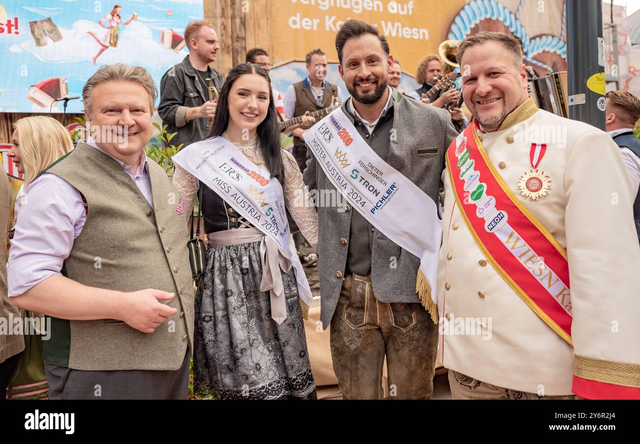 20240926 VIP Eroeffnung der Wiener Kaiser Wiesn 2024 WIEN, OESTERREICH - 26. SEPTEMBER: SPOe Buergermeister und Landeshauptmann von Wien Michael Ludwig, Lehramt Studentin und Miss Austria 2024 Lucia Sisic, Fitnesstrainer und Mister Austria 2024 Christopher Dengg und Geschaeftsführer der Wiener Kaiser Wiesn Johann Pittermann waehrend des Bieranstichs anlaesslich der VIP Eroeffnung der Wiener Kaiser Wiesn 2024 auf der Kaiserwiese im Wiener Prater am 26. September 2024 in Wien, Oesterreich 240926 SEPA 17 069 Copyright: XIsabellexOuvrardx SEPAxMedia Stockfoto