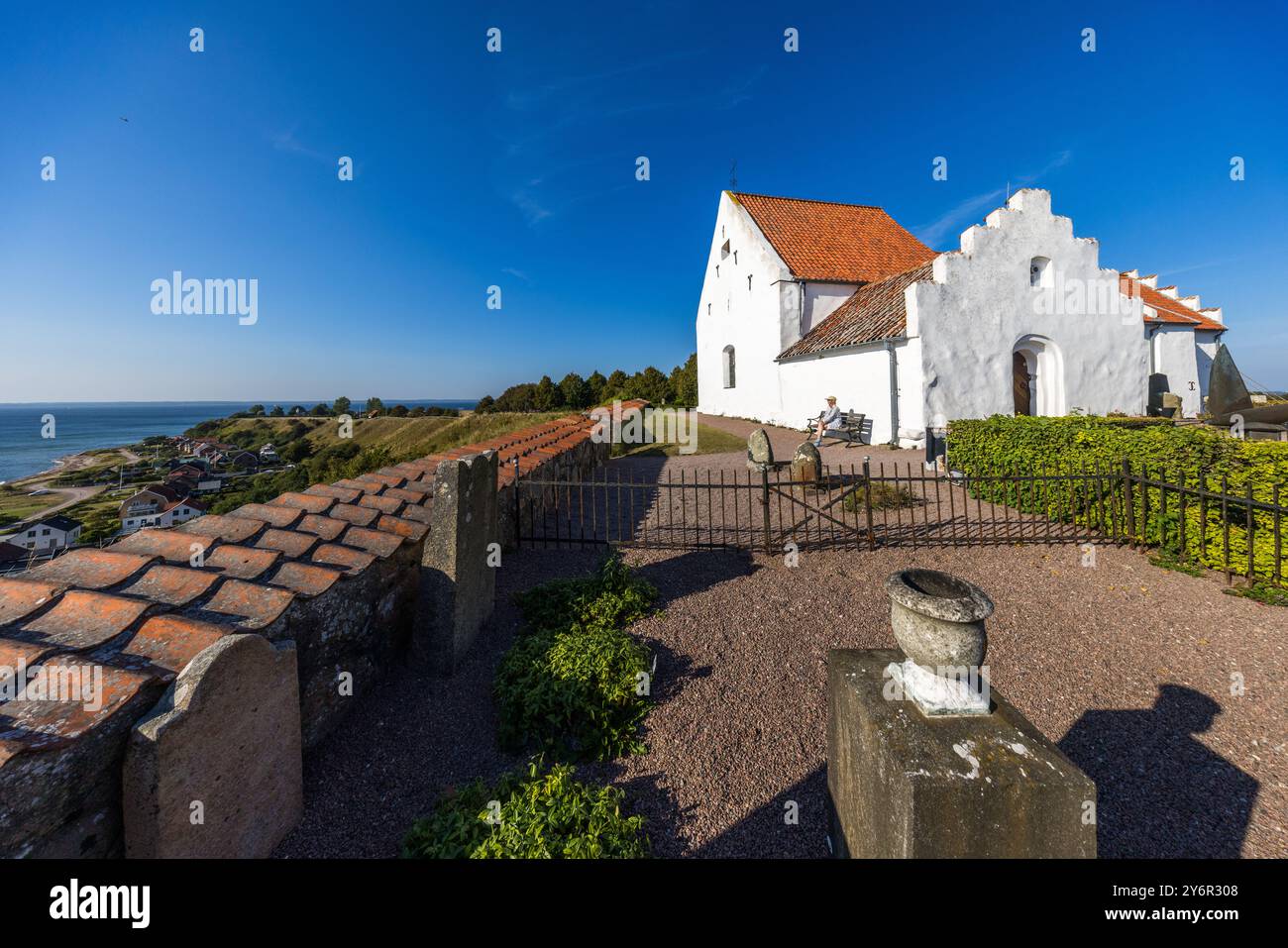 Die Kirche St. IBB aus dem Jahr 1200 befindet sich auf einem Hügel mit weitem Blick über die Meerenge zwischen Ven und Dänemark. St. IBB ist die einzige Kirche auf Ven nach der Entweihung der Allerheiligen Kirche von 1899 und beherbergt seit 2003 das Tycho Brahe Museum. Kyrkvägen, Landskrona kommun, Skåne, Schweden Stockfoto