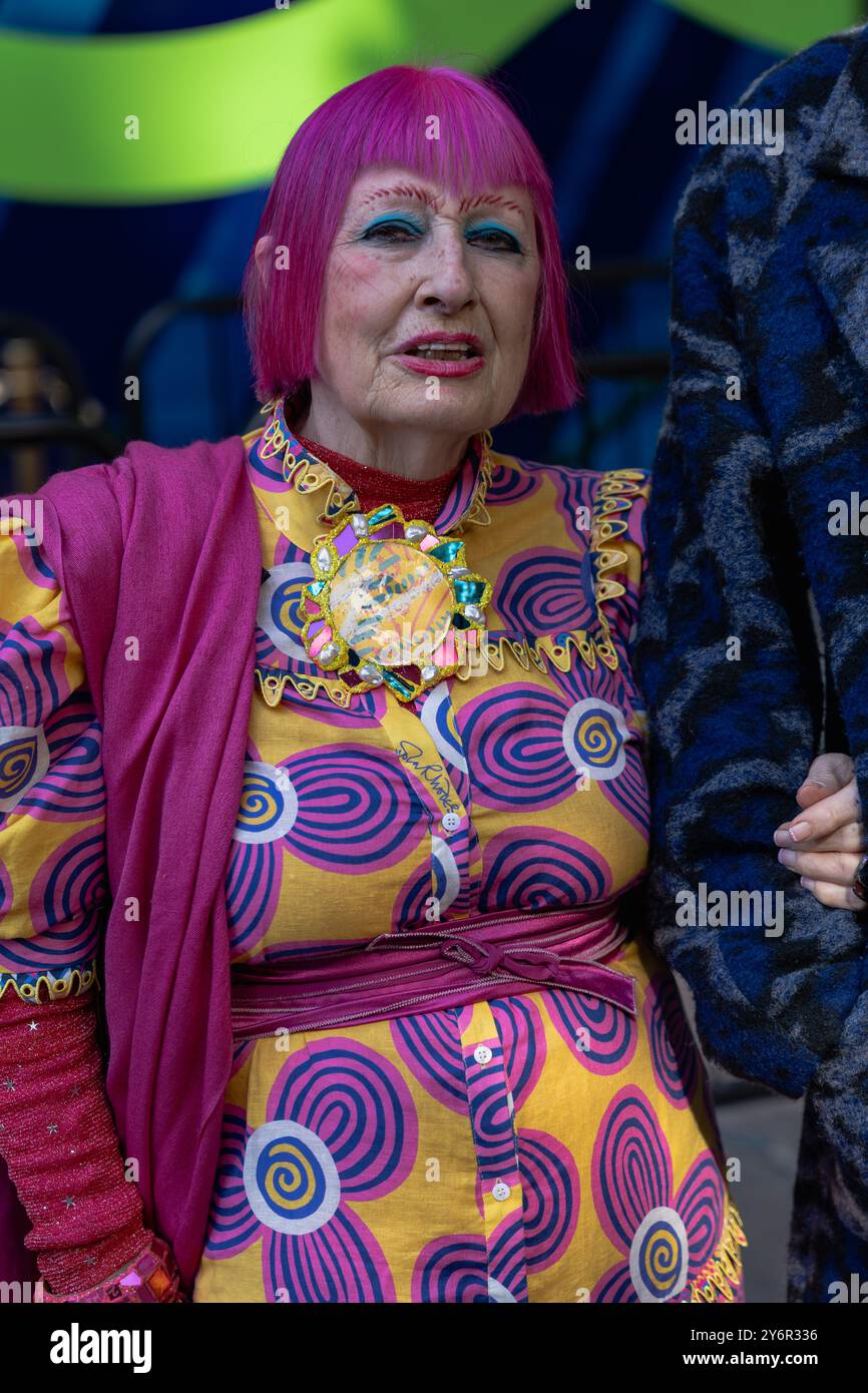 Legendäre Modedesignerin Dame Zandra Rhodes auf der London Fashion Week, September 2024 Stockfoto