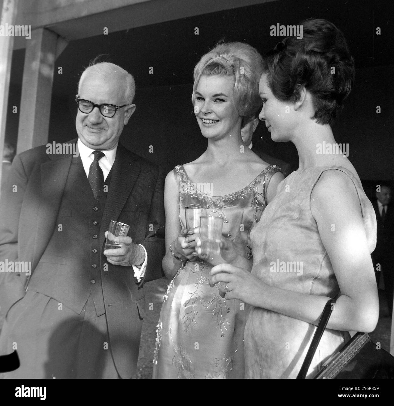 MACDONALD MIT MISS IRELAND OLIVE WHITE UND LISA POWER AN DER MACHT / ; 7. JUNI 1962 Stockfoto