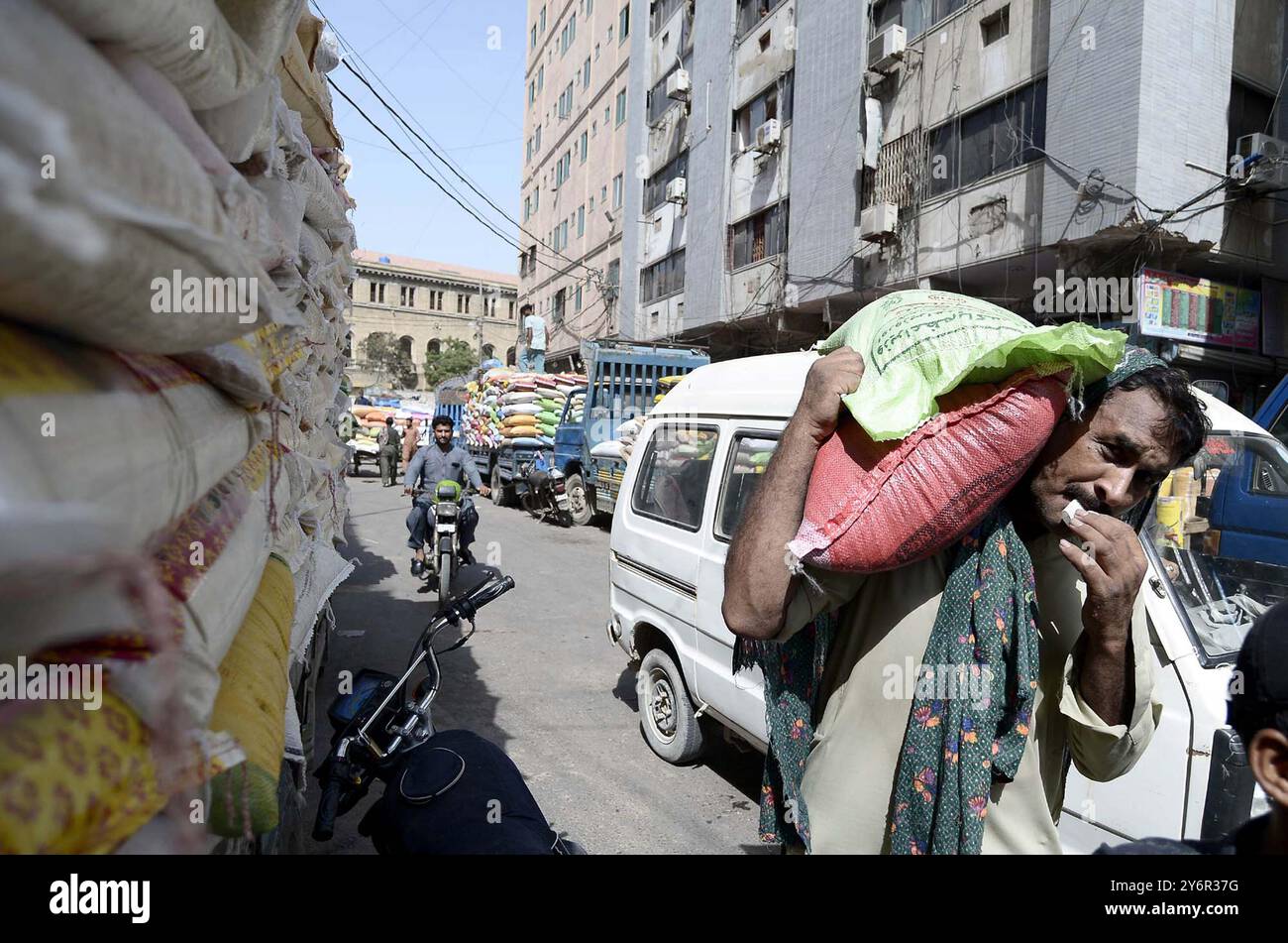 Händler, die am Donnerstag, den 26. September 2024, auf dem Jodia Bazar in Karachi tätig sind, da die Kunden aufgrund einer Preiserhöhung vor dem Bundeshaushalt 2024-25, nicht bereit sind, Waren zu kaufen. Der Vorstand des Internationalen Währungsfonds (IWF) genehmigte eine erweiterte Fondsfazilität (EFF) in Höhe von 7 Milliarden Dollar für Pakistan, die der Wirtschaft in Schwierigkeiten gebracht hat. Pakistan hat eine lange Geschichte in der Abhängigkeit von IWF-Hilfe und markiert dies als sein 25. Darlehensprogramm seit 1958. Stockfoto