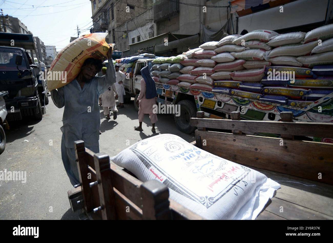 Händler, die am Donnerstag, den 26. September 2024, auf dem Jodia Bazar in Karachi tätig sind, da die Kunden aufgrund einer Preiserhöhung vor dem Bundeshaushalt 2024-25, nicht bereit sind, Waren zu kaufen. Der Vorstand des Internationalen Währungsfonds (IWF) genehmigte eine erweiterte Fondsfazilität (EFF) in Höhe von 7 Milliarden Dollar für Pakistan, die der Wirtschaft in Schwierigkeiten gebracht hat. Pakistan hat eine lange Geschichte in der Abhängigkeit von IWF-Hilfe und markiert dies als sein 25. Darlehensprogramm seit 1958. Stockfoto