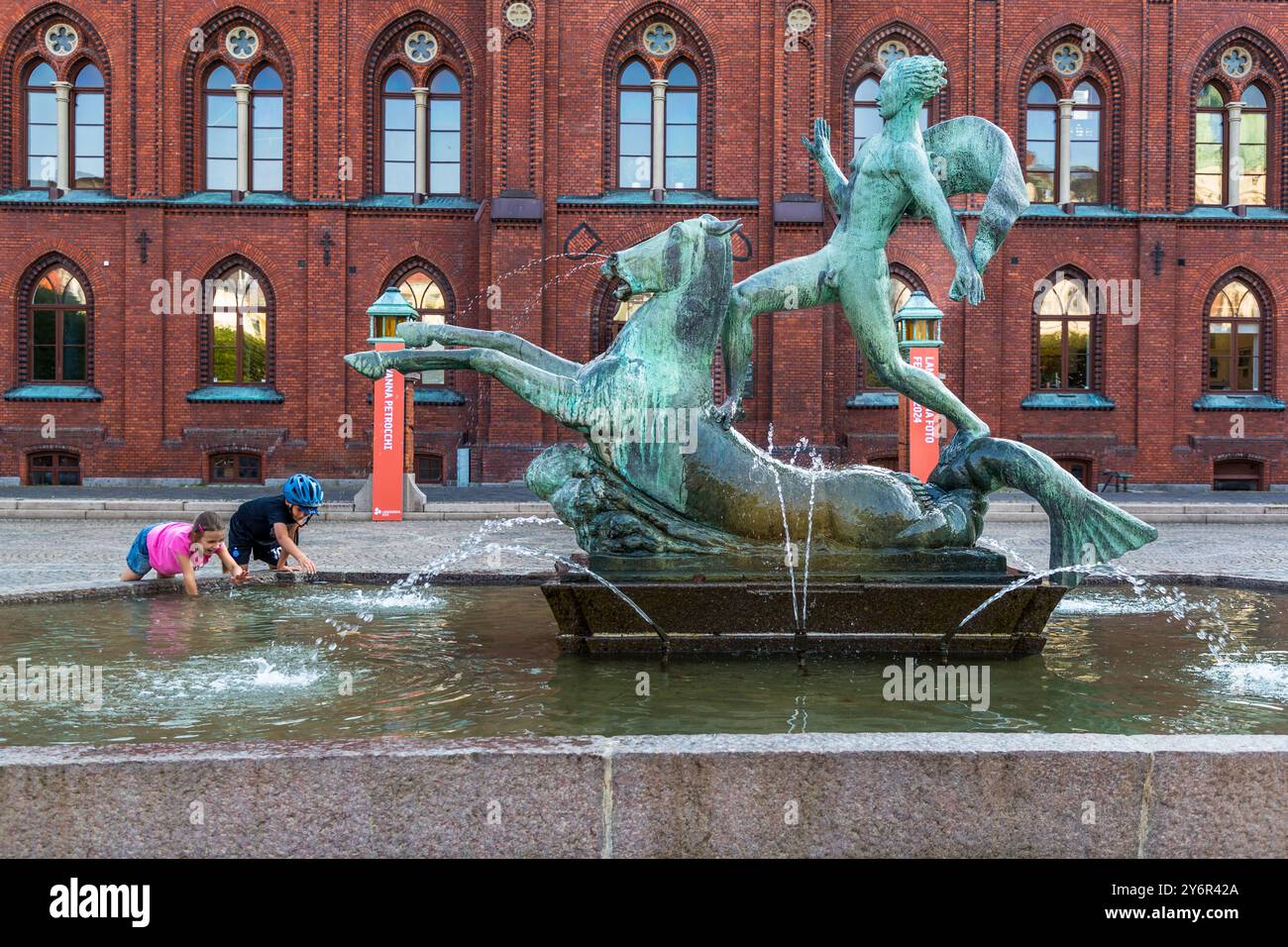 Kinder spielen am Brunnen auf Rådhustorget in Landskrona. Citadellstaden, Landskrona kommun, Skåne, Schweden Stockfoto