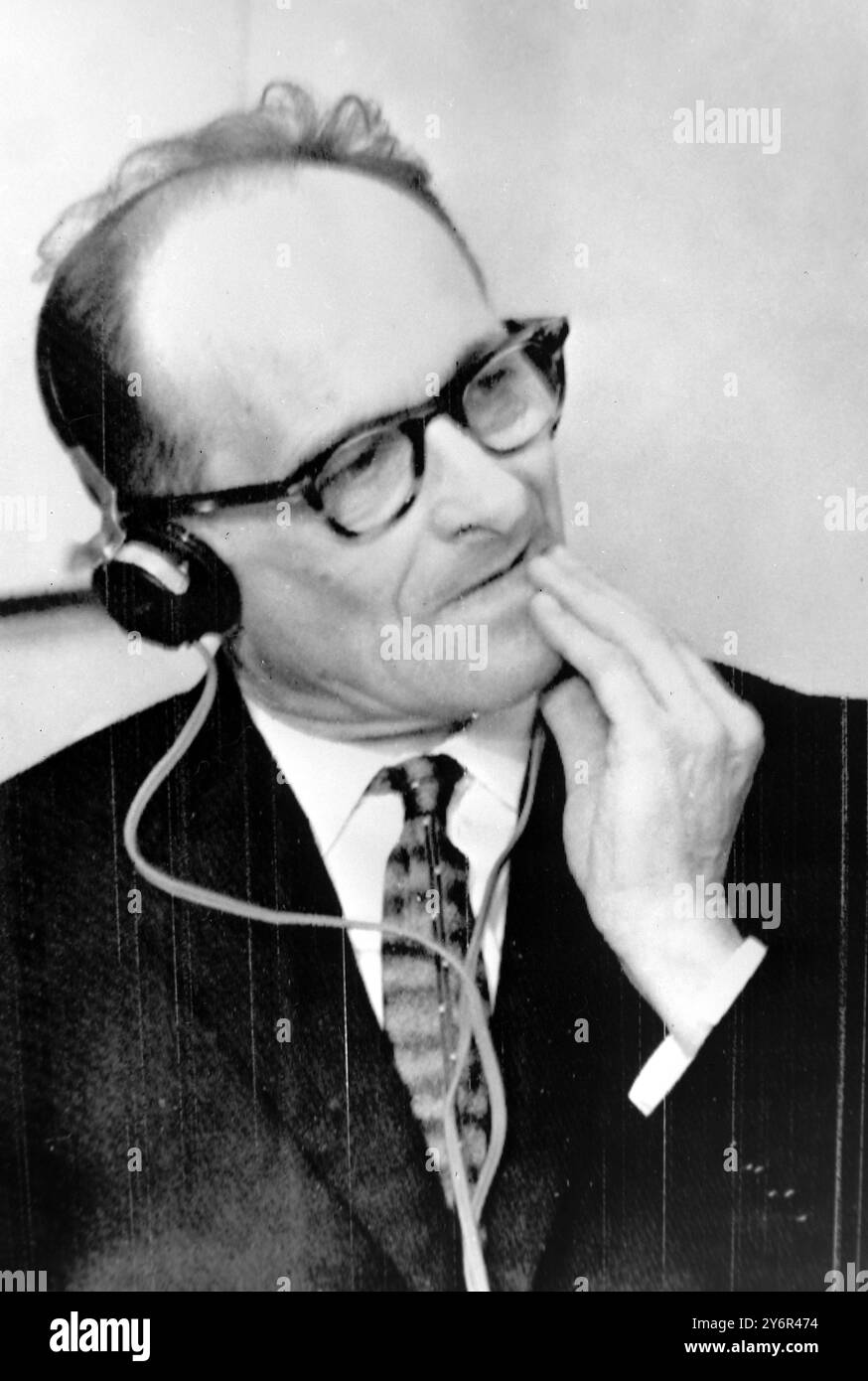 RECHT & ORDNUNG ADOLPH EICHMANN HÖRT DAS TODESURTEIL BEISST LIPPE IN JERUSALEM / ; 29. MAI 1962 Stockfoto