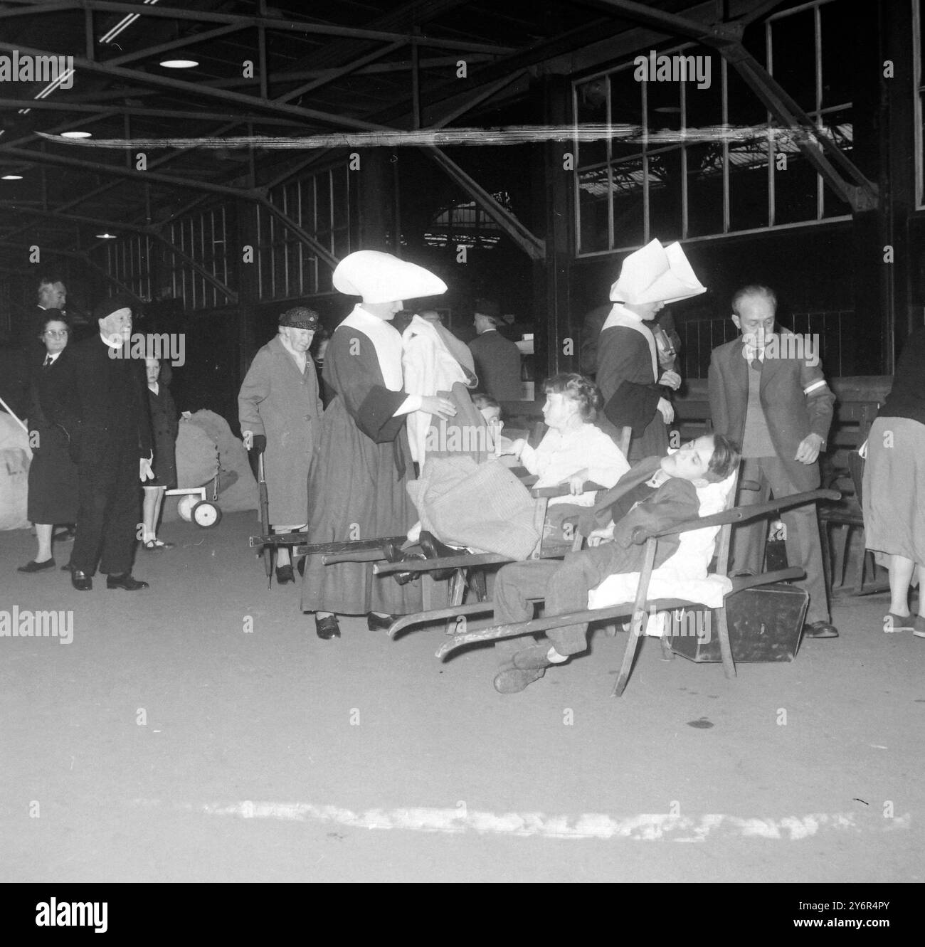 WILLIAM GODFREY MIT PILGERN AM BAHNHOF VICTORIA; 26. MAI 1962 Stockfoto