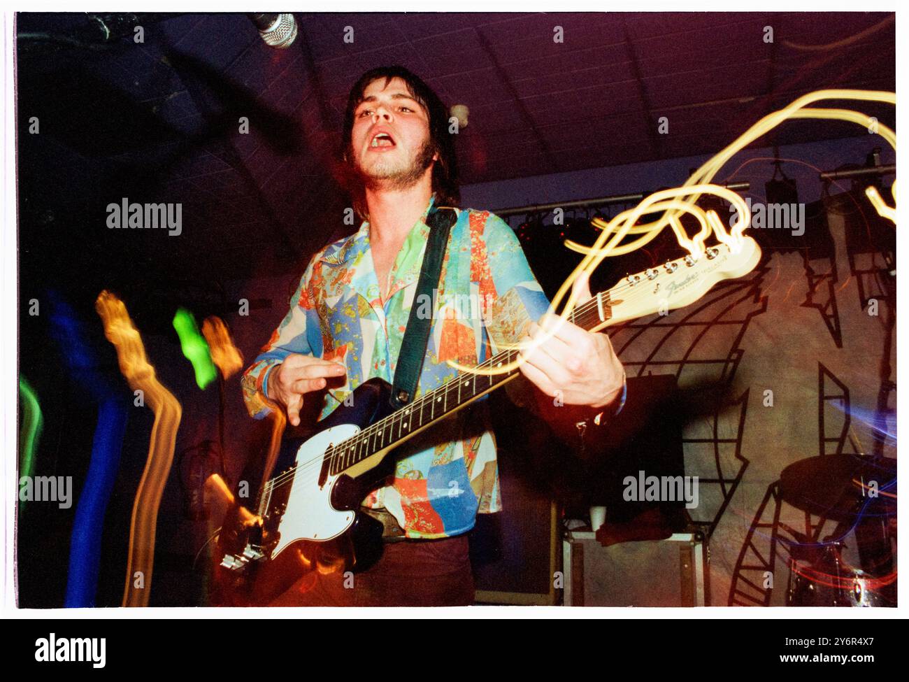 SUPERGRASS, FRÜHE TOURNEE, 1995: Gaz Coombes von Supergrass spielte an der Glamorgan University in Treforest, Wales, Großbritannien auf der ersten Headline-Tour der Band am 7. März 1995. Foto: Rob Watkins. INFO: Supergrass, eine britische Rockband, erzielte Mitte der 1990er Jahre mit ihrer ansteckenden Mischung aus Britpop und Punkeinflüssen Erfolg. Hits wie „Alright“ und Alben wie „I Should Coco“ festigten ihren Ruf für energiegeladene, eingängige Melodien und trugen zur pulsierenden Musikszene der damaligen Zeit bei. Stockfoto