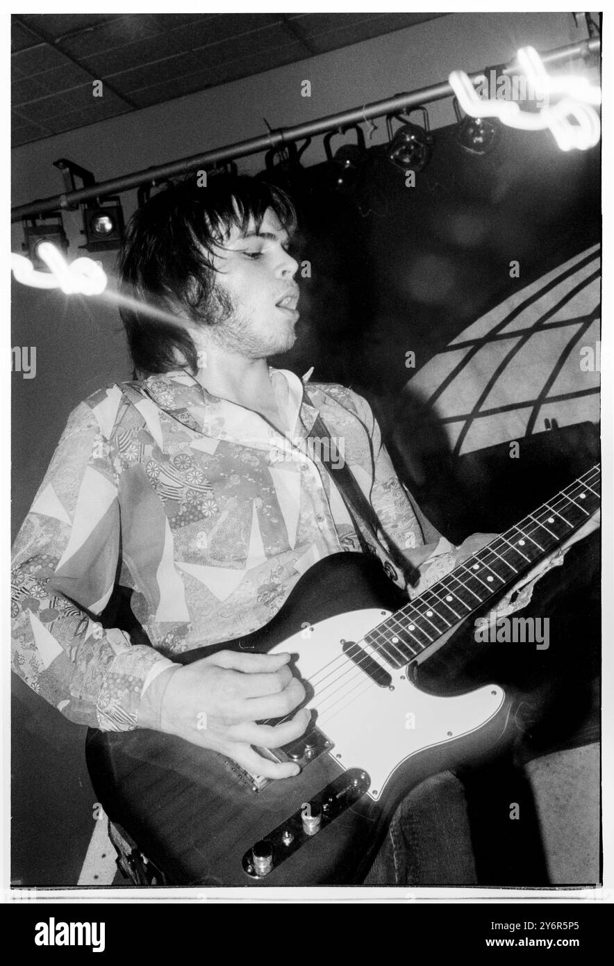 SUPERGRASS, YOUNG, EARLY TOUR, 1995: A very Young Gaz Coombes of Supergrass, der einen Fender Telecaster an der Glamorgan University, Treforest, Wales, UK auf der ersten Headline UK Tour der Band am 7. März 1995 spielt. Foto: Rob Watkins. INFO: Supergrass, eine britische Rockband, erzielte Mitte der 1990er Jahre mit ihrer ansteckenden Mischung aus Britpop und Punkeinflüssen Erfolg. Hits wie „Alright“ und Alben wie „I Should Coco“ festigten ihren Ruf für energiegeladene, eingängige Melodien und trugen zur pulsierenden Musikszene der damaligen Zeit bei. Stockfoto