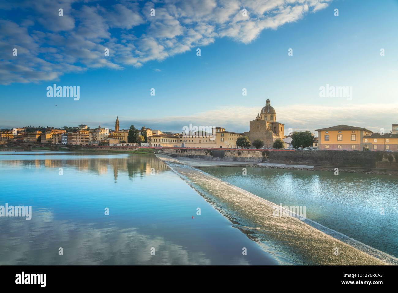 Florenz oder Florenz, Blick auf den Fluss Arno und die Kirche San Frediano in Cestello. Region Toskana, Italien, Europa Stockfoto