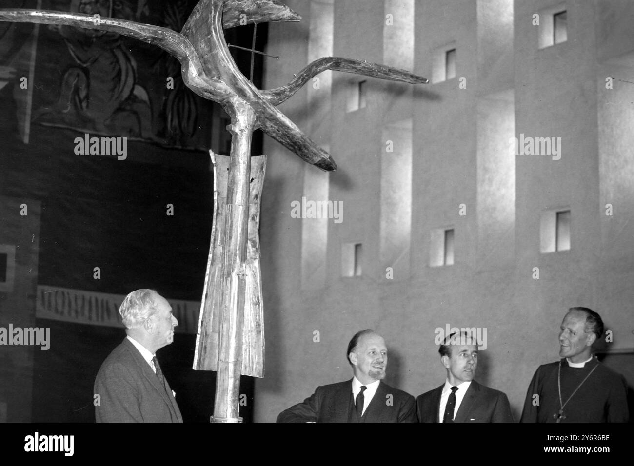 GEOFFREY CLARKE ENTWARF DAS KREUZ FÜR DIE KATHEDRALE VON COVENTRY / ; 18. MAI 1962 Stockfoto