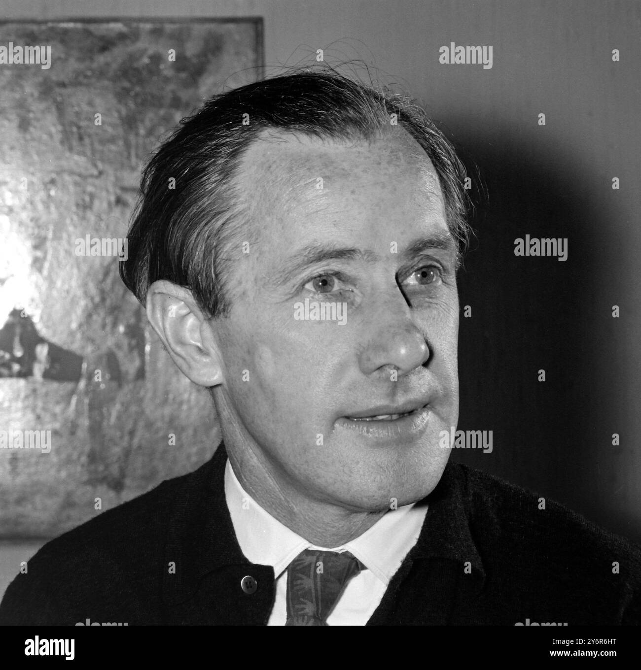 15. MAI 1962 AUSTRALISCHER KÜNSTLER SIDNEY NOLAN, WÄHREND EINER PRIVATEN ANSICHT EINER AUSSTELLUNG SEINER WERKE IM ICA IN DER DOVER STREET, LONDON, ENGLAND. Stockfoto