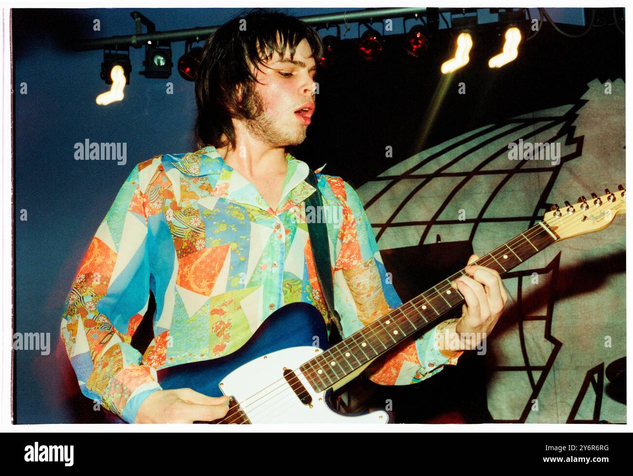 SUPERGRASS, YOUNG, EARLY TOUR, 1995: A very Young Gaz Coombes of Supergrass, der einen Fender Telecaster an der Glamorgan University, Treforest, Wales, UK auf der ersten Headline UK Tour der Band am 7. März 1995 spielt. Foto: Rob Watkins. INFO: Supergrass, eine britische Rockband, erzielte Mitte der 1990er Jahre mit ihrer ansteckenden Mischung aus Britpop und Punkeinflüssen Erfolg. Hits wie „Alright“ und Alben wie „I Should Coco“ festigten ihren Ruf für energiegeladene, eingängige Melodien und trugen zur pulsierenden Musikszene der damaligen Zeit bei. Stockfoto