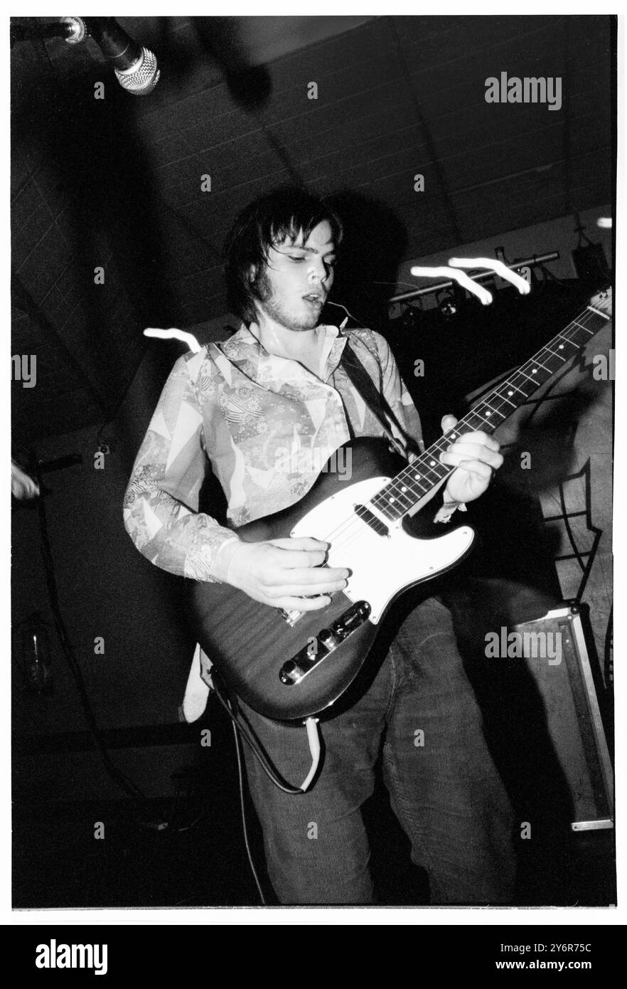 SUPERGRASS, YOUNG, EARLY TOUR, 1995: A very Young Gaz Coombes of Supergrass, der einen Fender Telecaster an der Glamorgan University, Treforest, Wales, UK auf der ersten Headline UK Tour der Band am 7. März 1995 spielt. Foto: Rob Watkins. INFO: Supergrass, eine britische Rockband, erzielte Mitte der 1990er Jahre mit ihrer ansteckenden Mischung aus Britpop und Punkeinflüssen Erfolg. Hits wie „Alright“ und Alben wie „I Should Coco“ festigten ihren Ruf für energiegeladene, eingängige Melodien und trugen zur pulsierenden Musikszene der damaligen Zeit bei. Stockfoto