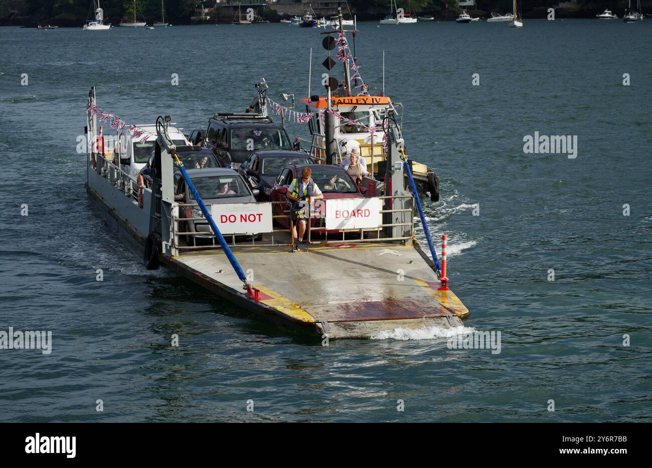 Lower Ferry befördert Autos und Passagiere über den Fluss Dart, Dartmouth, Großbritannien Stockfoto