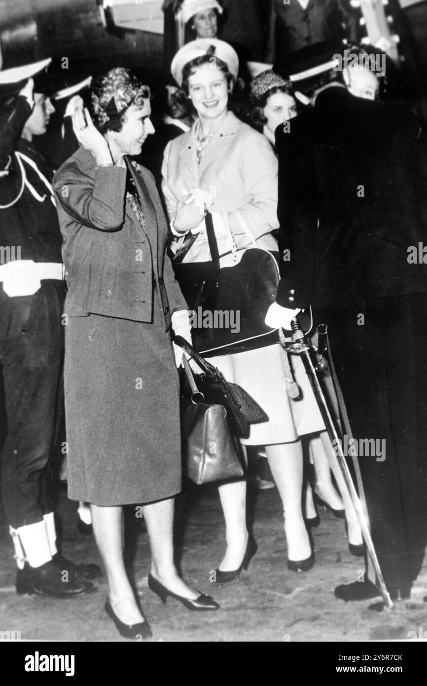 KÖNIGIN INGRID VON DÄNEMARK MIT FAMILIE BEI ANKUNFT AM FLUGHAFEN ATHEN; 11. MAI 1962 Stockfoto