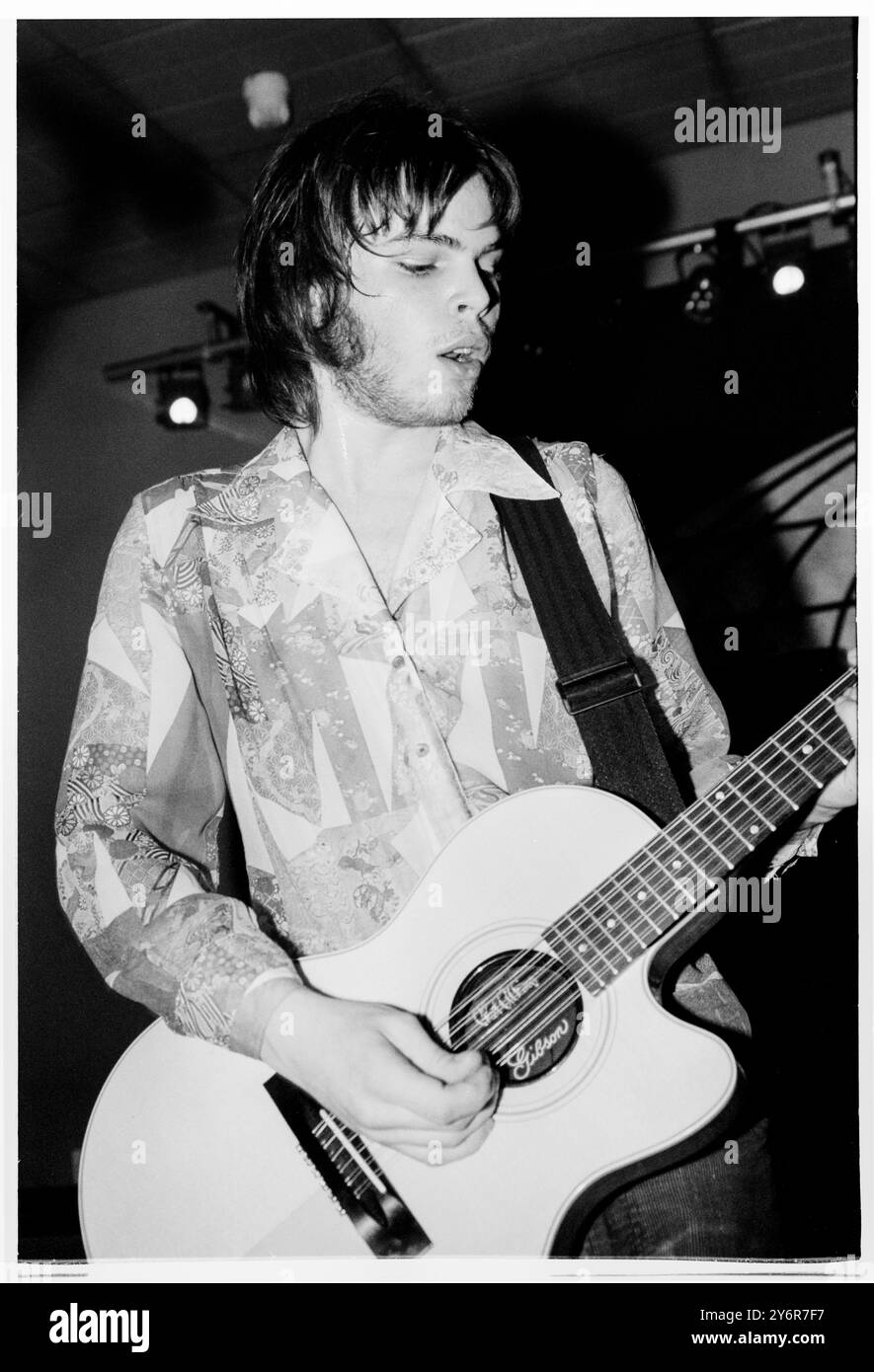 SUPERGRASS, YOUNG, EARLY TOUR, 1995: A very Young Gaz Coombes of Supergrass spielt eine Gibson 12 String Chet Atkins Gitarre an der Glamorgan University, Treforest, Wales, UK auf der ersten Headline UK Tour der Band am 7. März 1995. Foto: Rob Watkins. INFO: Supergrass, eine britische Rockband, erzielte Mitte der 1990er Jahre mit ihrer ansteckenden Mischung aus Britpop und Punkeinflüssen Erfolg. Hits wie „Alright“ und Alben wie „I Should Coco“ festigten ihren Ruf für energiegeladene, eingängige Melodien und trugen zur pulsierenden Musikszene der damaligen Zeit bei. Stockfoto