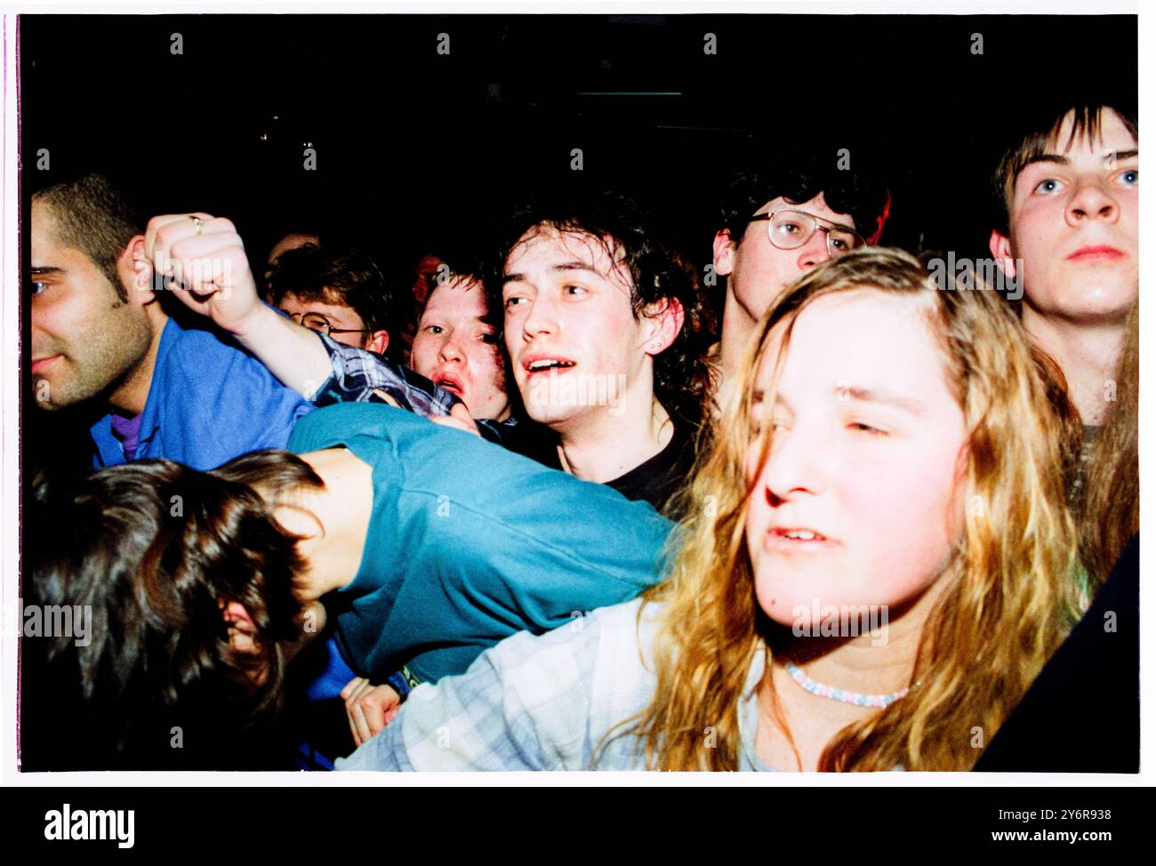 BRITPOP-FANS, SUPERGRASS, 1995: Die Britpop-Fans an der Front der Menge für Supergrass spielen live an der Glamorgan University, Treforest, Wales, UK auf der ersten Headline UK-Tour der Band am 7. März 1995. INFO: Supergrass, eine britische Rockband, erzielte in den 1990er Jahren mit ihrer ansteckenden Mischung aus Britpop und Punkeinflüssen Erfolg. Hits wie „Alright“ und Alben wie „I Should Coco“ festigten ihren Ruf für energiegeladene, eingängige Melodien und trugen zur pulsierenden Musikszene der damaligen Zeit bei. Stockfoto