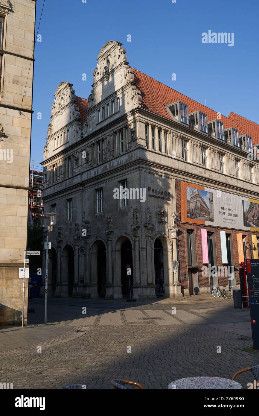 Bremen, Deutschland - 1. September 2024 - der Bremer Marktplatz befindet sich an einem sonnigen Sommermorgen im Zentrum der Hansestadt Bremen Stockfoto