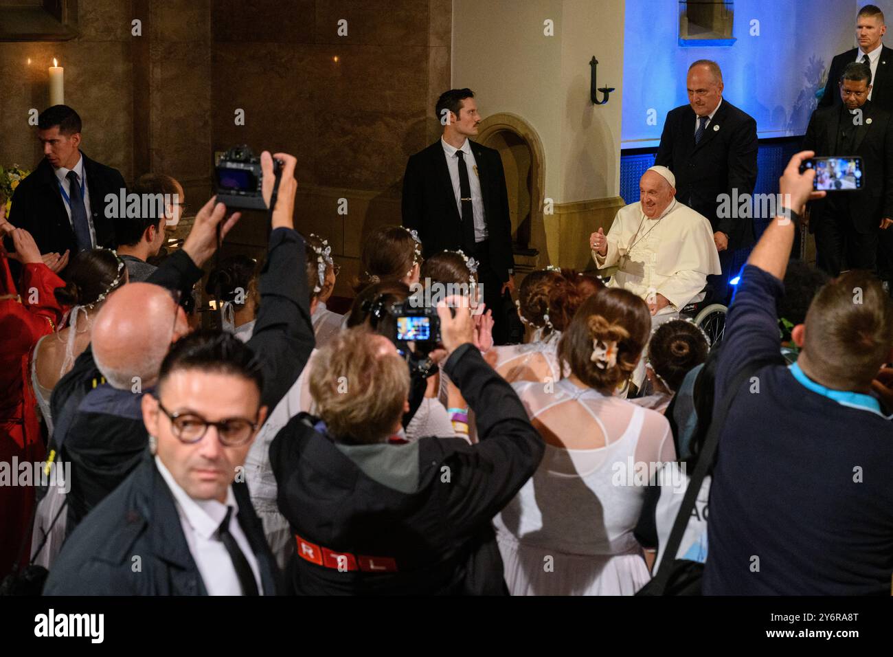 Luxemburg, Luxemburg. September 2024. Papst Franziskus trifft die katholische Gemeinde Luxemburgs in der Kathedrale Notre Dame während seiner apostolischen Reise nach Luxemburg am 26. September 2024. Quelle: Adam Ján Figeľ/Alamy Live News. Stockfoto