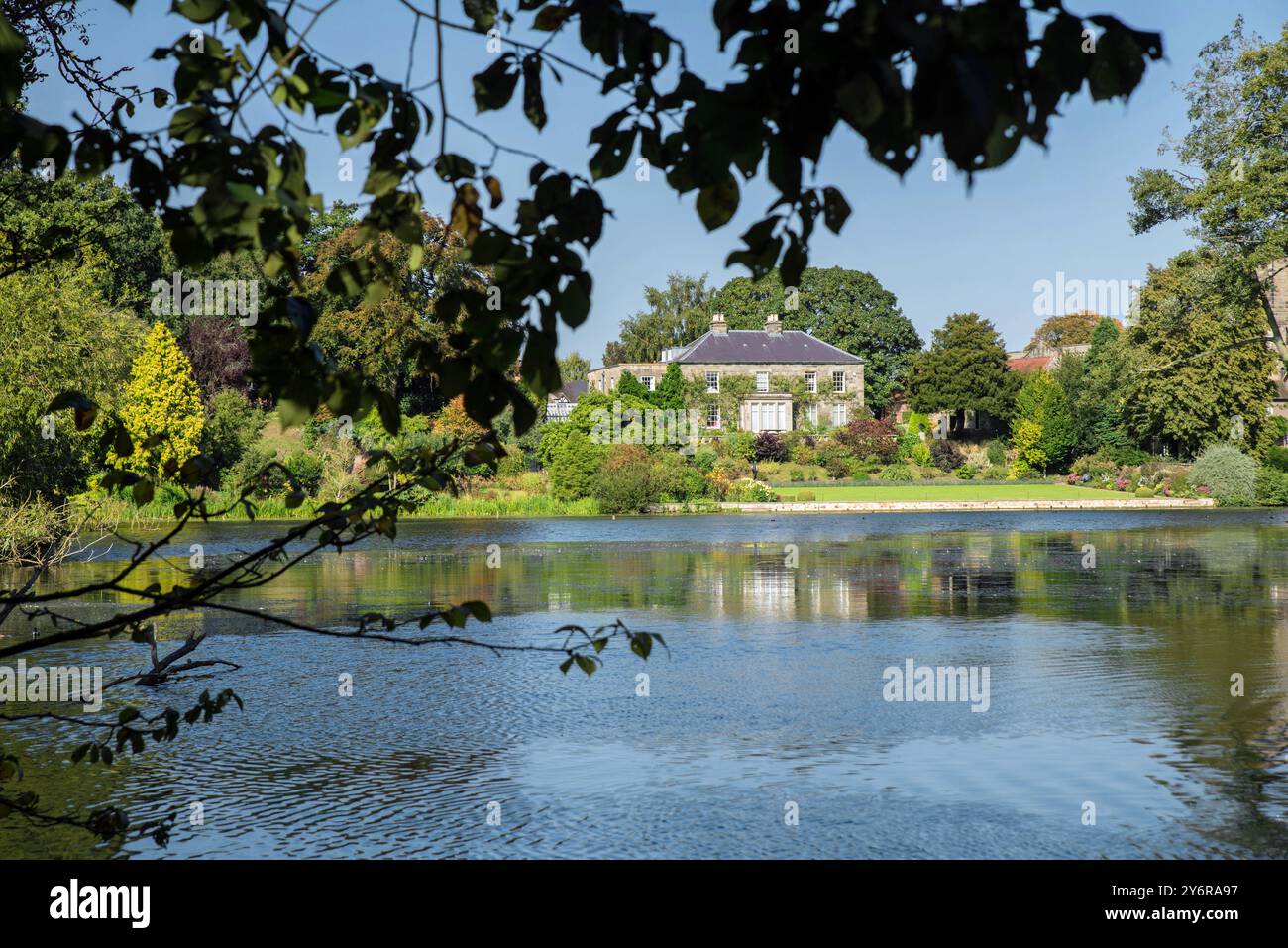 Melbourne Hall und Gärten mit Blick auf Melbourne Pool, Derbyshire, England Stockfoto