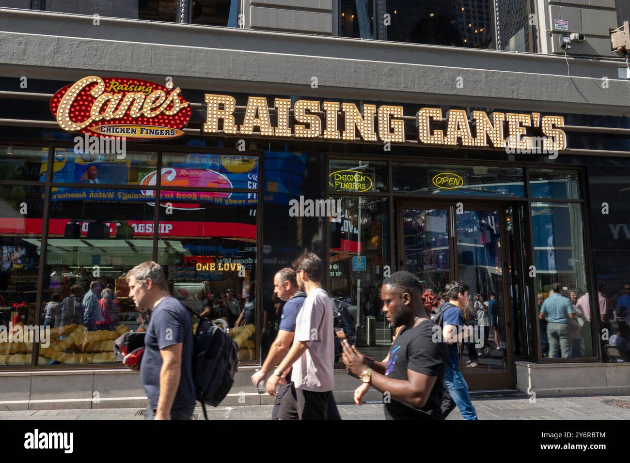 Raising Canes ist ein familienfreundliches, zwangloses Restaurant mit Chicken Fingers am Times Square, 2024, New York City, USA Stockfoto