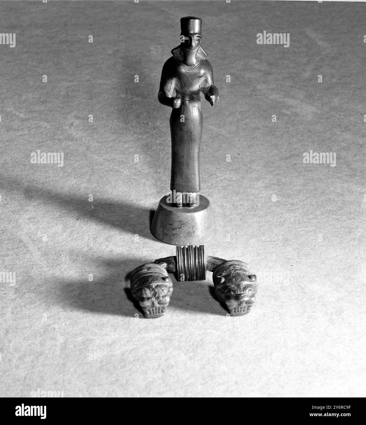 STATUEN ASSYRISCHER GOTT BRONZE IM BRITISH MUSEUM IN LONDON; 18. APRIL 1962 Stockfoto