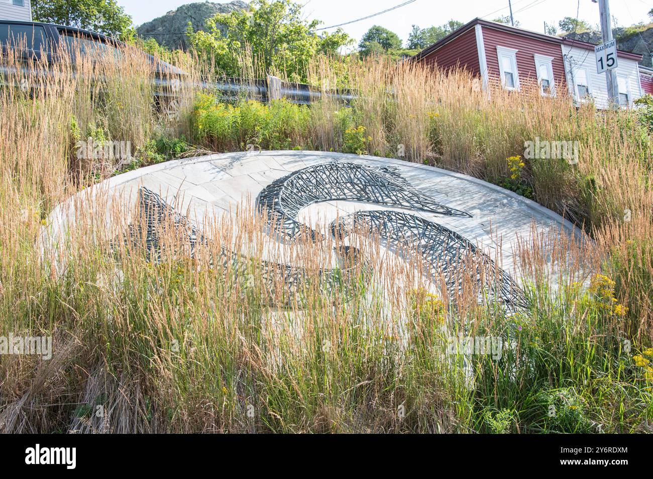 Kreisförmige Betonskulptur in bewachsenem Gras an der Batterie in St. John's, Neufundland & Labrador, Kanada Stockfoto