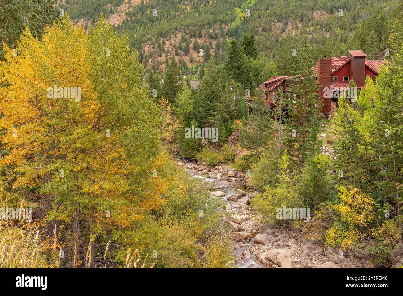 Wechselnde jahreszeitliche Farben in einer Landschaft in der ländlichen Landschaft des Bundesstaates Colorado. Stockfoto