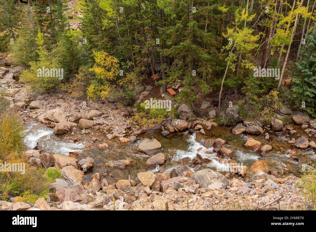 Wechselnde jahreszeitliche Farben in einer Landschaft in der ländlichen Landschaft des Bundesstaates Colorado. Stockfoto