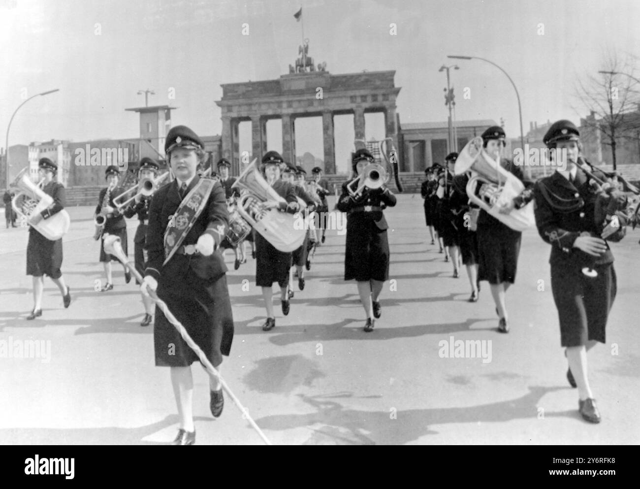 BRITISCHE ARMEE WRAC BAND VON BRADENBERG GATE IN BERLIN ; 2. APRIL 1962 Stockfoto
