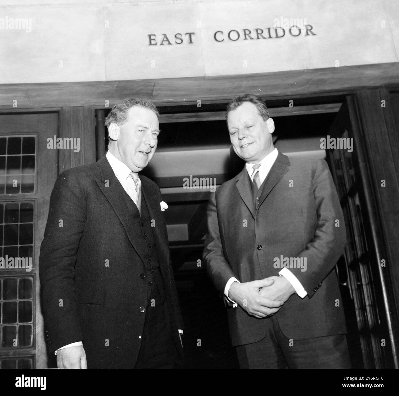 HUGH GAITSKELL MIT WEST-BERLINER BÜRGERMEISTER WILLY BRANDT IM OSTKORRIDOR / 28. MÄRZ 1962 Stockfoto