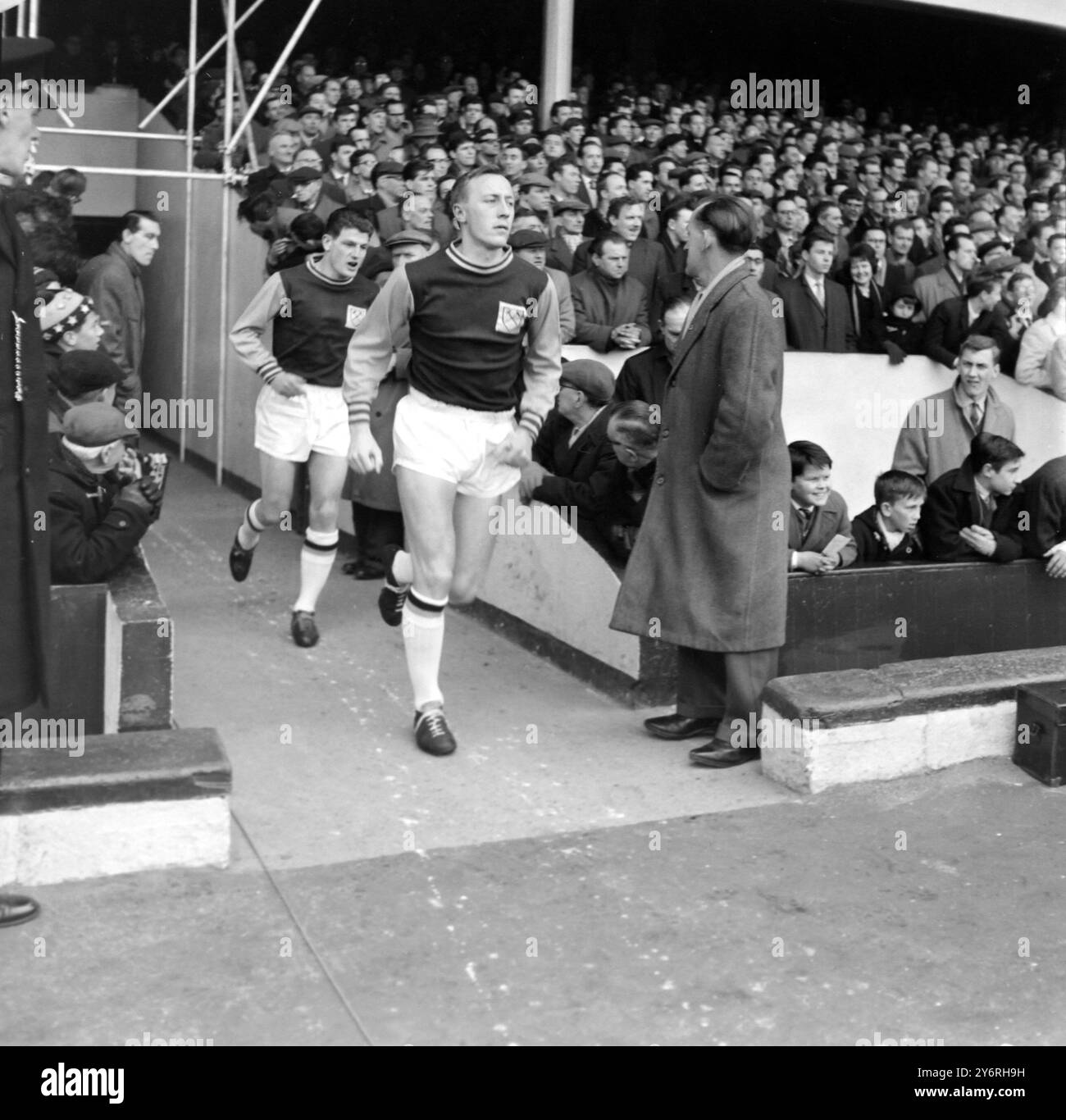 FUSSBALLER JOE KIRKUP UND MALCOLM MUSGROVE / 27. MÄRZ 1962 Stockfoto