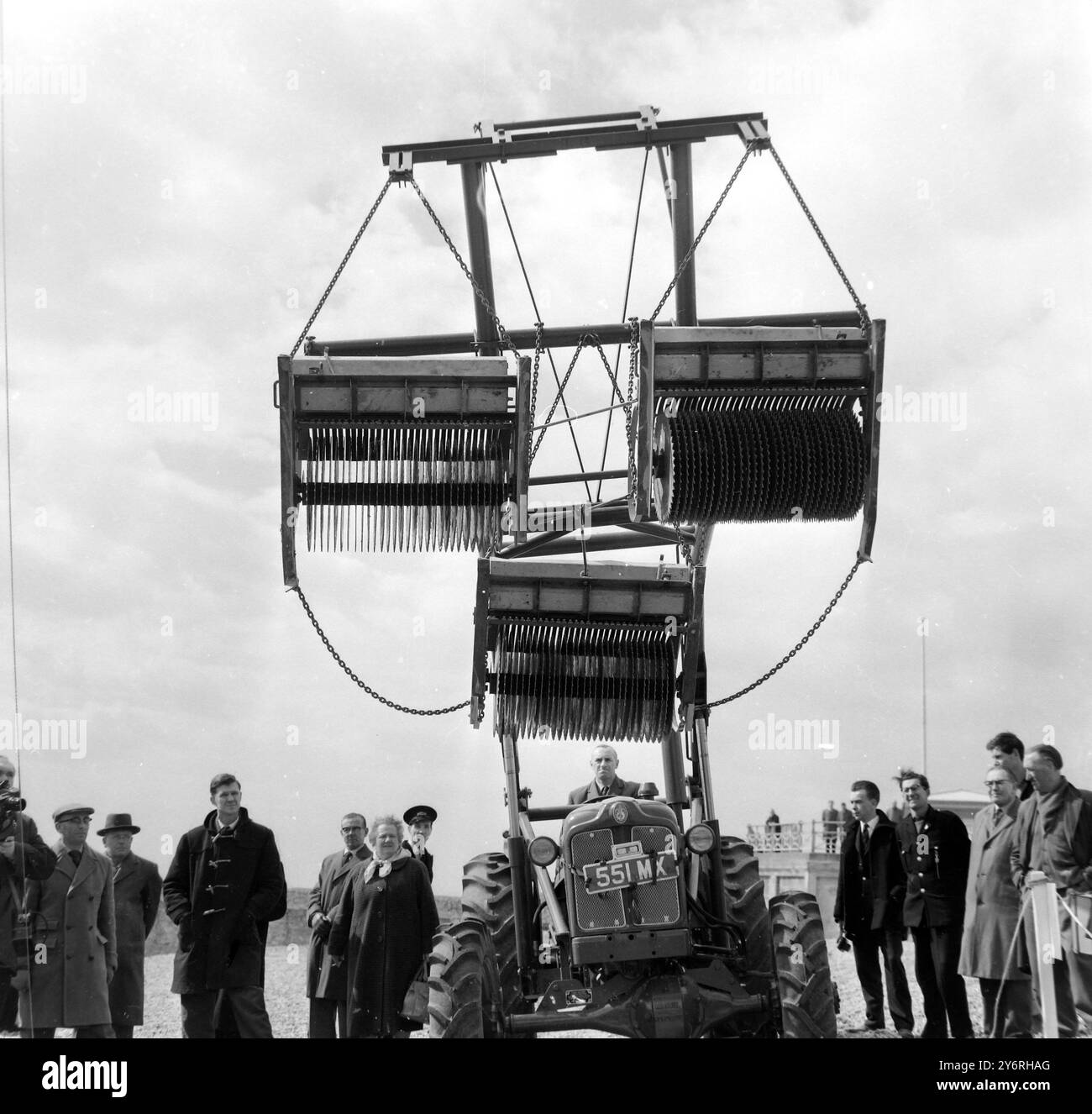 BRIGHTON REINIGUNG STRÄNDE SUSSEX 27 MÄRZ 1962 Stockfoto