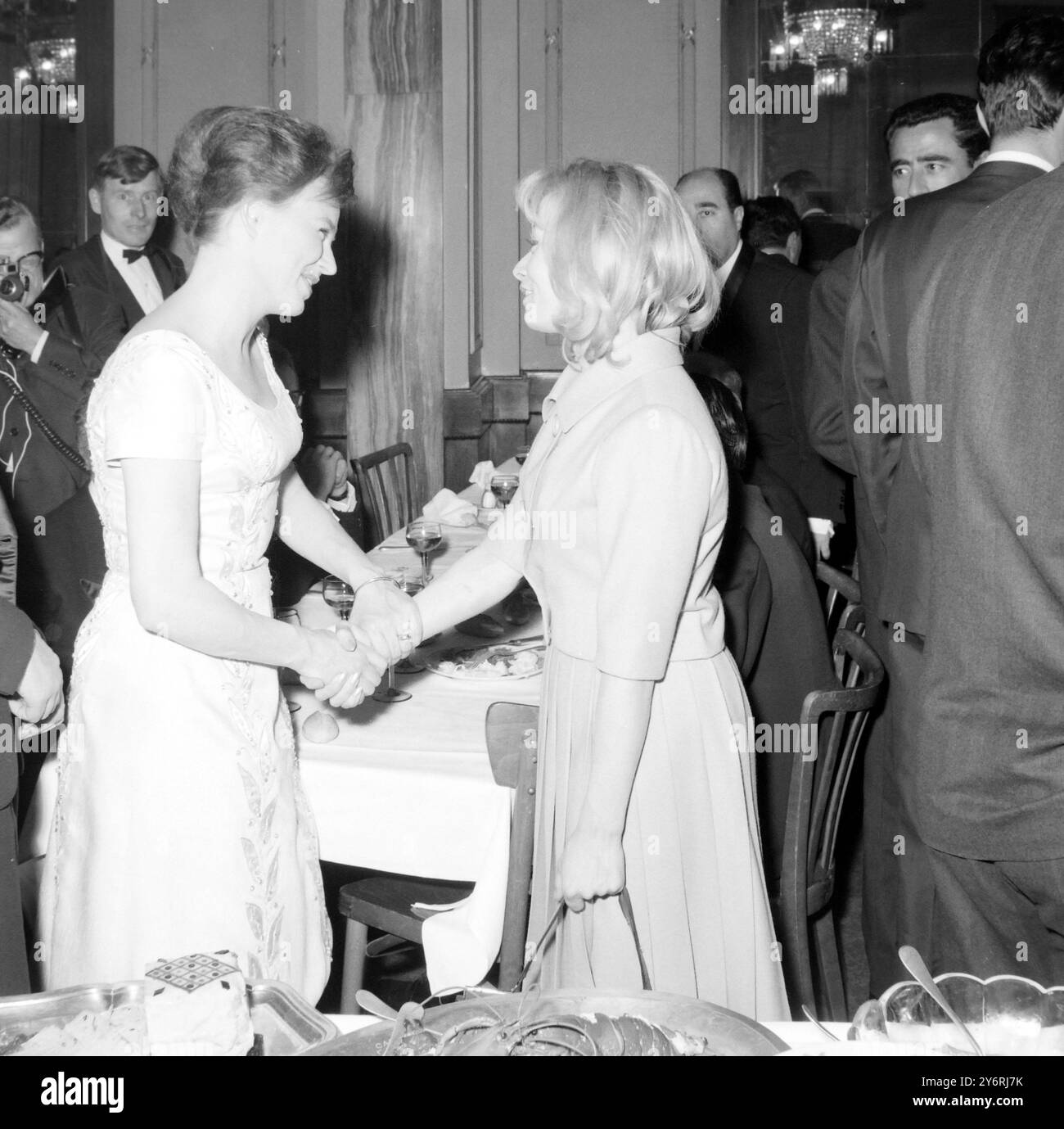 ISABELLE AUBRET FRANZÖSISCHER SIEGER MIT ELLEN WINTHER BEIM UROVISION SONG CONTEST / 20. MÄRZ 1962 Stockfoto