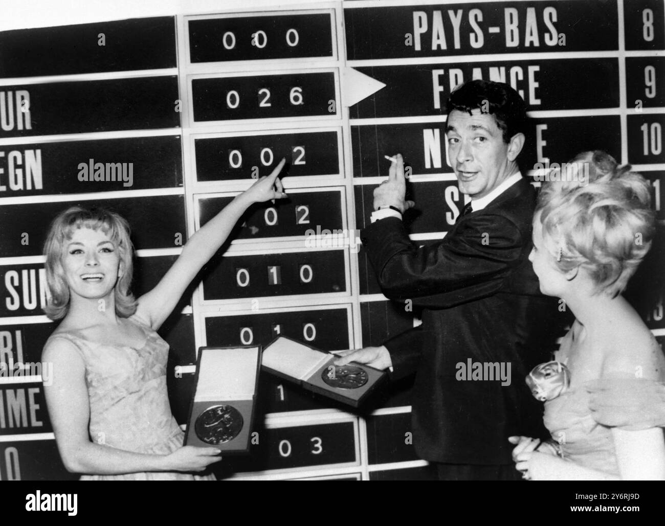 AM 20. MÄRZ 1962 GEWINNT ISABELLE AUBRET DEN EUROVISION MUSIC SONG CONTEST FÜR FRANKREICH MIT DEM SONG PREMIER AMOUR. SIE ERHIELT IHRE MEDAILLE VON JEAN-CLAUDE PASCAL, DER 1961 DEN EUROVISION SONG CONTEST IN LUXEMBURG GEWANN. Stockfoto