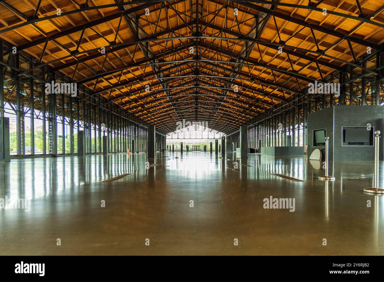 Ein großes, leeres Gebäude mit vielen Fenstern. Das Gebäude ist größtenteils leer, aber es stehen ein paar Leute herum, der Hauptbahnhof. Richmond Stockfoto