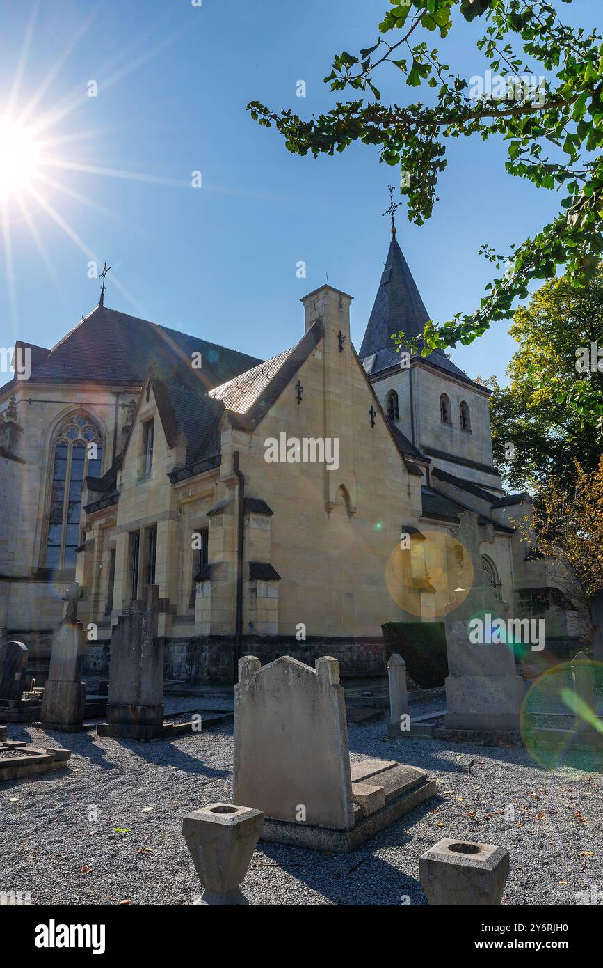 Mosanische Gotik Sint-Stefanuskerk aus dem 15. Jahrhundert / Stephanskirche im Dorf Herenelderen, Tongeren, Provinz Limburg, Flandern, Belgien Stockfoto